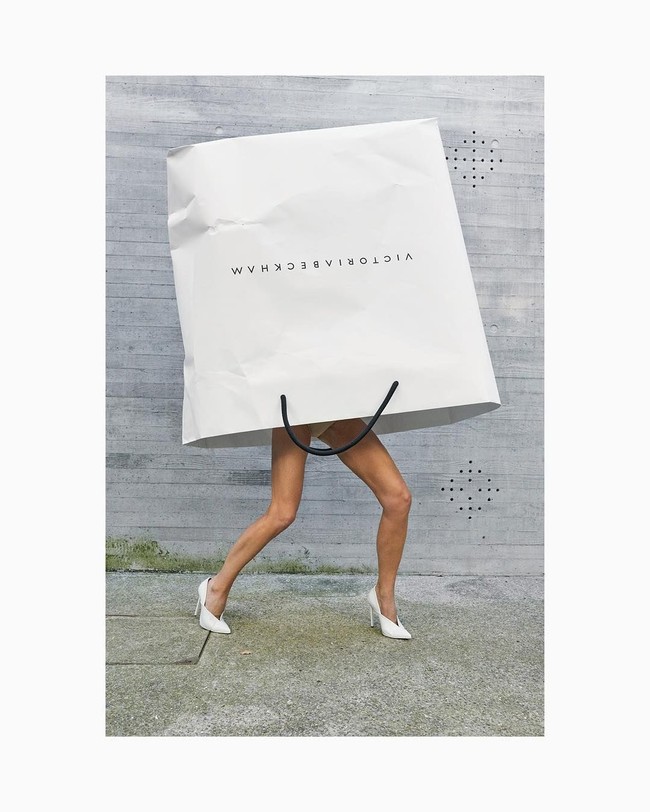 Victoria Beckham mengunggah serangkaian foto pemotretan untuk memperingati 10 tahun brand-nya. Foto tersebut memang berkonsep cukup unik karena memperlihatkan Vic berjalan dengan kantung belanja merek Victoria Beckham di atas kepala. Foto: Instagram @victoriabeckham
