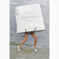 Victoria Beckham mengunggah serangkaian foto pemotretan untuk memperingati 10 tahun brand-nya. Foto tersebut memang berkonsep cukup unik karena memperlihatkan Vic berjalan dengan kantung belanja merek Victoria Beckham di atas kepala. Foto: Instagram @victoriabeckham