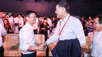 Turun dari panggung, tepuk tangan meriah ditujukan pada Jack Ma pun memenuhi seisi ruangan. Sejumlah eksekutif Alibaba lainnya tampak menyalami pria asal Hangzhou, China tersebut. Foto: Alibaba / Teks: Rachmatunnisa