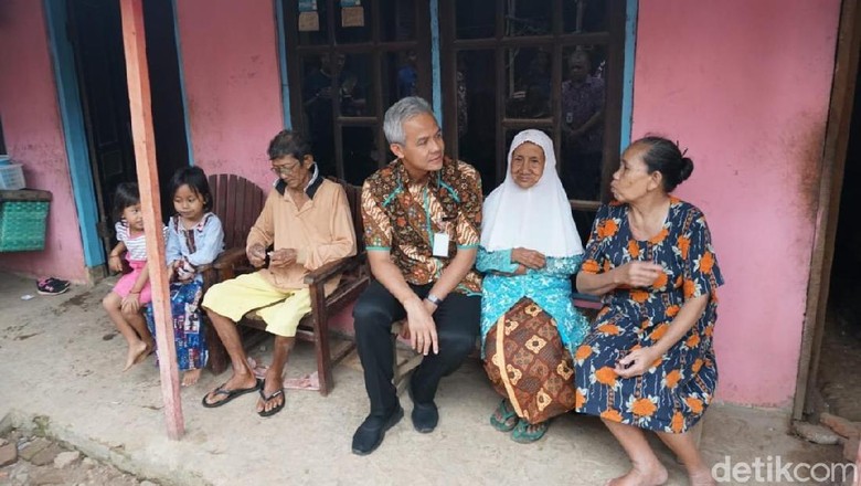 Rayuan Gubernur Ganjar Pada Mbah Kusnari Agar Mau Pindah Rumah Rayuan Gubernur Ganjar Pada Mbah Kusnari Agar Mau Pindah Rumah