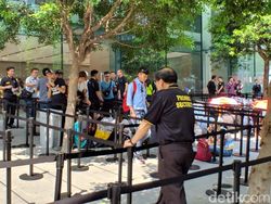 Begini Antrean Panjang Beli iPhone Baru di Singapura