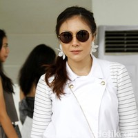 Kacamata hitam, sneakers serta anting yang nyentrik menjaga penampilan aktris 38 tahun ini tetap kekinian. (Foto: Mohammad Abduh/Wolipop)