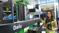 Tak cuma mobil atau motor, usher juga mewarnai booth produk aftermarket. Foto: Deny Prastyo Utomo