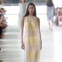 10 tahun berkarya, desainer Sapto Djojokartiko menggelar show tunggal pertamanya sekaligus menghadirkan koleksi terbarunya yang terinspirasi dari era 1980, berlangsung di Istora Senayan, Jakarta. Foto: Mohammad Abduh/Wolipop