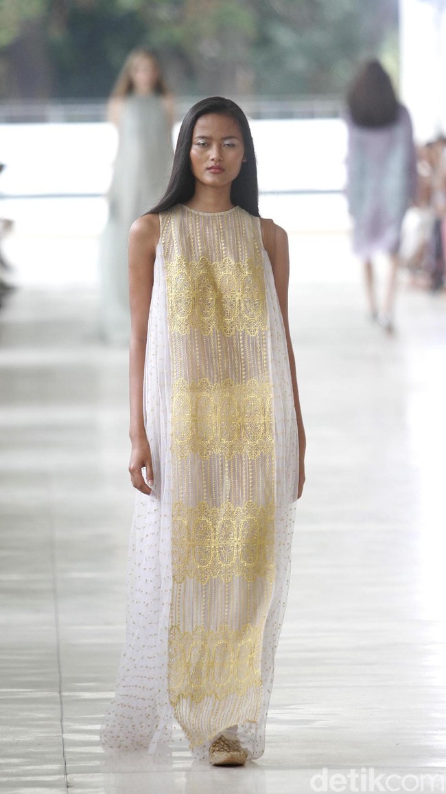 10 tahun berkarya, desainer Sapto Djojokartiko menggelar show tunggal pertamanya sekaligus menghadirkan koleksi terbarunya yang terinspirasi dari era 1980, berlangsung di Istora Senayan, Jakarta. Foto: Mohammad Abduh/Wolipop