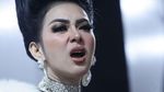 Cetar! Penampilan Syahrini dengan Jambul Super Tinggi