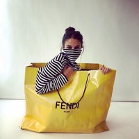 Punya kantung belanja besar dari brand kenamaan? Anda bisa memamerkannya dengan stylish di Instagram seperti wanita berikut. Foto: Instagram @lili_addouane