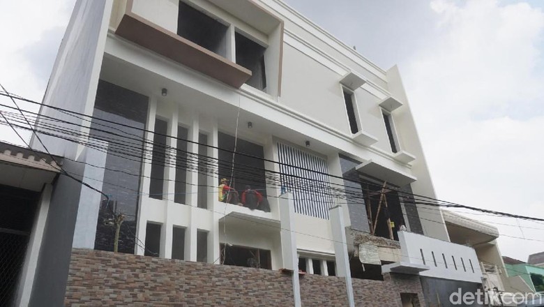 Tak Sesuai IMB, Lantai 4 Rumah Mewah di Jelambar Dirobohkan Tak Sesuai IMB, Lantai 4 Rumah Mewah di Jelambar Dirobohkan
