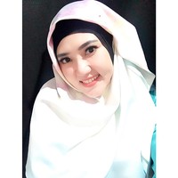 Saat Ramadan, Via juga sering tampil memakai hijab. Seperti fotonya ini, ia tampil bersinar memakai pashmina polos warna putih. Foto: Dok. Instagram