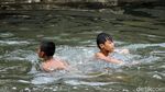 Air Surut, Sungai Ciliwung Jadi Tempat Berenang Anak-anak
