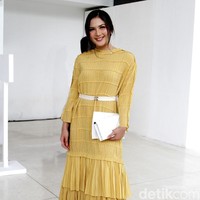 Jessica Mila memesona dengan gaun kuning beraksen belt putih. (Foto: Mohammad Abduh/Wolipop)