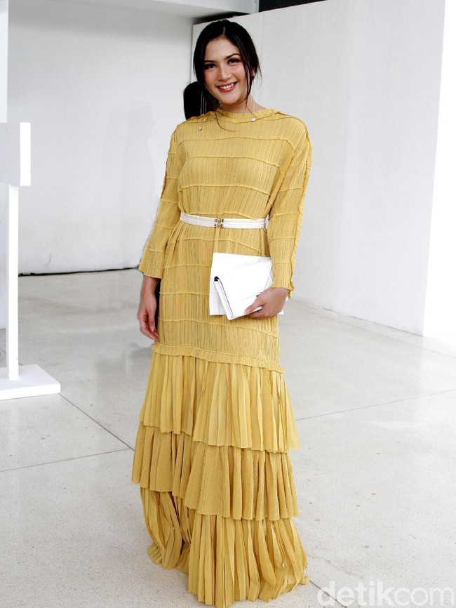 Jessica Mila memesona dengan gaun kuning beraksen belt putih. (Foto: Mohammad Abduh/Wolipop)