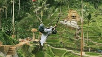 Ain juga mencoba sensasi di ayunan raksasa di Desa Tegallalang, Gianyar (ainramli/Instagram)  