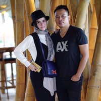 Kompak bergaya hitam putih, itulah gaya Angel Lelga dan Vicky Prasetyo saat melakukan sesi foto prewedding jelang pernikahan mereka, Februari 2018. Dan Angel terlihat membawa tas Hermes miliknya yaitu seri constance seharga US$ 19.900 atau sekitar Rp 295,5 juta. Foto: Instagram