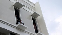 Proses pembangunan pun berhenti sementara.