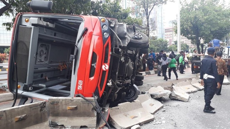 Cerita Penumpang soal Detik-detik Minitrans Terguling di Jl Gatsu Cerita Penumpang soal Detik-detik Minitrans Terguling di Jl Gatsu