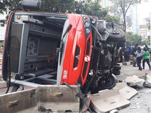 Polisi Amankan Sopir Minitrans yang Terguling di Jl Gatot Subroto