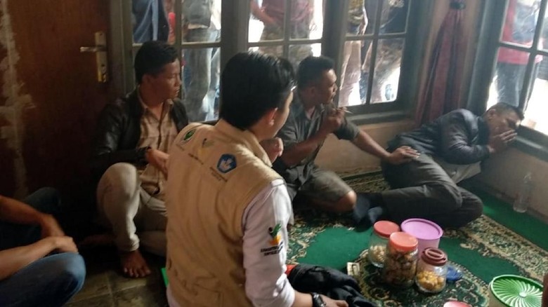 Warga Cianjur Amankan Petugas Program Keluarga Harapan Gadungan Warga Cianjur Amankan Petugas Program Keluarga Harapan Gadungan