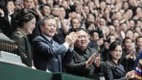 Momen saat Presiden Moon Jae-In menonton Pertunjukan berjudul The Glorious Country bersama Pemimpin Korea Utara Kim Jong Un di Stadion May Day, Pyongyang, Korea Utara, Rabu malam (19/9/2018) waktu setempat. Pyeongyang Press Corps/Pool via Reuters.