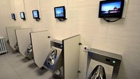 Toilet dipasang televisi dan wifi supaya pengguna merasa nyaman. (Foto: Facebook)