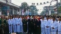 Prosesi pelantikan itu diawali dengan historical walk dari Hotel Savoy Homann menuju Gedung Merdeka yang berjarak sekitar 500 meter.