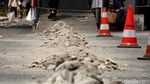 Trotoar Rusak di Depan Ratu Plaza Diperbaiki