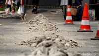 Perbaikan tersebut dilakukan untuk kenyamanan pejalan kaki yang melintas.