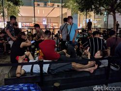 Penampakan Pengantre iPhone Menginap, Tak Gentar Hujan Deras