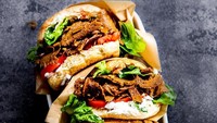 Nah, doner kebab yang satu ini tersaji di dalam roti burger dan tak memakai daging sapi ataupun kambing. Tapi sayuran yang dibuat mirip dengan potongan daging. Karenanya dijuluki Doner Kebab Vegan. Foto: Instagram emerson_cooks