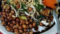 Selain kacang goreng yang melimpah, bubur ini ditambah teri goreng. Gurih pastinya! Foto : Instagram @firda_camalia