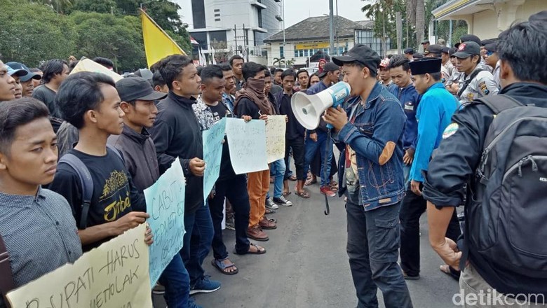 Mahasiswa Jember Demo Tolak Izin Pertambangan di Blok Silo Mahasiswa Jember Demo Tolak Izin Pertambangan di Blok Silo