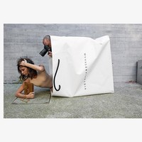 Tak lama kemudian, para netizen pun terinspirasi untuk meledek pose-pose unik tersebut dengan menirukan lalu mengunggah fotonya ke Instagram. Mulai dari hand bag, kantung plastik, hingga tas belanja, netizen sangat kreatif dalam mereplika pemotretan itu. Foto: Instagram @victoriabeckham