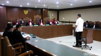 Hakim menyakini Abdul Latif menerima uang suap itu agar PT Menara Agung Pusaka yang merupakan perusahaan milik Donny memenangkan lelang dan mendapatkan pekerjaan proyek pembangunan ruang perawatan kelas I, II, VIP, dan Super VIP RSUD Damanhuri Barabai.