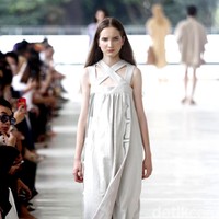 10 tahun berkarya, desainer Sapto Djojokartiko menggelar show tunggal pertamanya sekaligus menghadirkan koleksi terbarunya yang terinspirasi dari era 1980, berlangsung di Istora Senayan, Jakarta. Foto: Mohammad Abduh/Wolipop