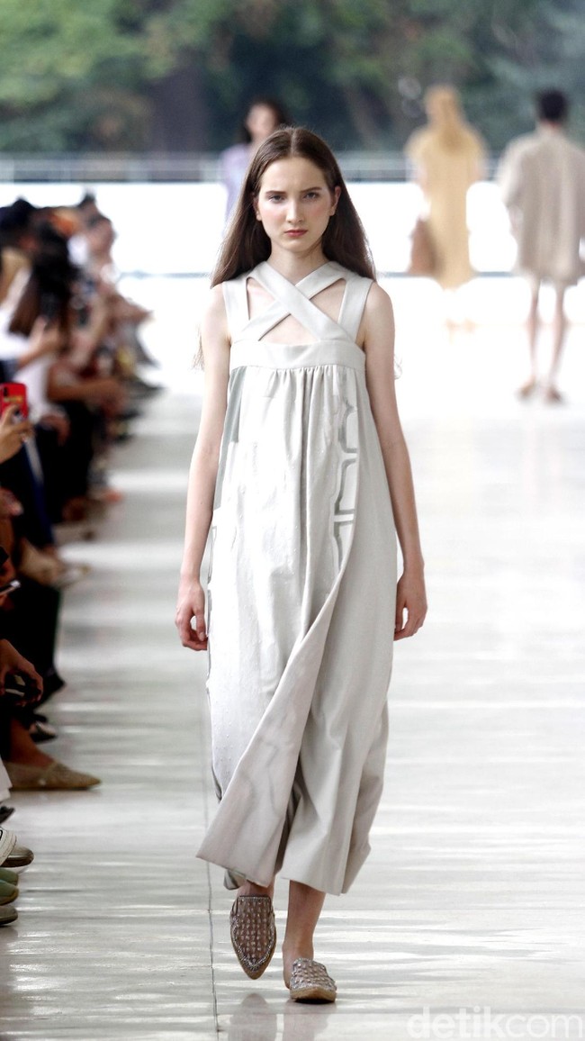 10 tahun berkarya, desainer Sapto Djojokartiko menggelar show tunggal pertamanya sekaligus menghadirkan koleksi terbarunya yang terinspirasi dari era 1980, berlangsung di Istora Senayan, Jakarta. Foto: Mohammad Abduh/Wolipop