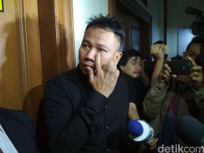 Gugat Cerai Angel Lelga, Vicky Menangis Tersedu di PA Jaksel Gugat Cerai Angel Lelga, Vicky Menangis Tersedu di PA Jaksel