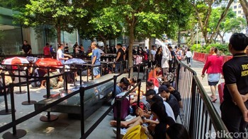 Sejak sore hari ini antrean pembeli iPhone baru sudah mengular panjang di depan Apple Orchard. (Foto: detikINET/Adi Fida Rahman)
