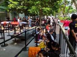 Begini Antrean Panjang Beli iPhone Baru di Singapura