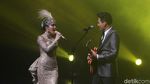 Syahrini Berkilauan di Konser Tunggal