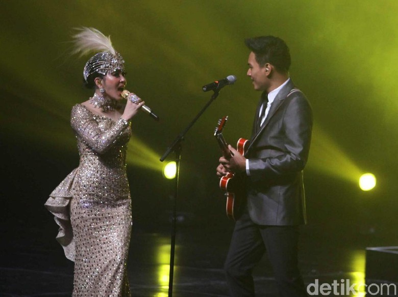 Foto: Syahrini dan Rendy Pandugo (Pradita Utama/detikcom) Foto: Syahrini dan Rendy Pandugo (Pradita Utama/detikcom)