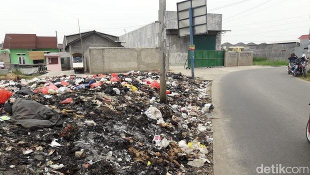 Bau! Sampah Berserakan di Pinggir Jalan di Bekasi