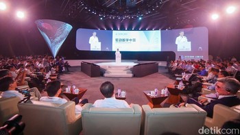 Saya bersyukur dengan keberadaan orang-orang yang berkontribusi pada masyarakat sekitarnya. Tanpa kontribusi manusia, tidak akan ada masa depan, kata Ma membuka pidatonya. Foto: Alibaba / Teks: Rachmatunnisa