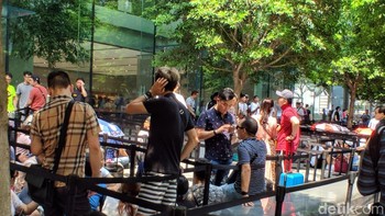 Fanboy Apple memang dikenal rela mengantre bahkan menginap di sepanjang jalan dengan smartphone kesayangannya tersebut. (Foto: detikINET/Adi Fida Rahman)