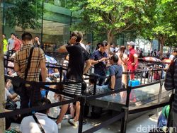 Begini Antrean Panjang Beli iPhone Baru di Singapura