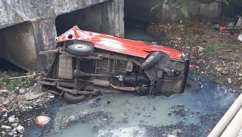 Disenggol Bus, Angkot Nyungsep ke Saluran Air di Cakung Disenggol Bus, Angkot Nyungsep ke Saluran Air di Cakung