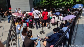 iPhone XS punya layar 5,8 inch dan iPhone XS Max punya layar 6,5 inch. Layar iPhone XS Max ini bahkan lebih besar ketimbang Galaxy Note 9 yang layarnya 6,4 inch. (Foto: detikINET/Adi Fida Rahman)