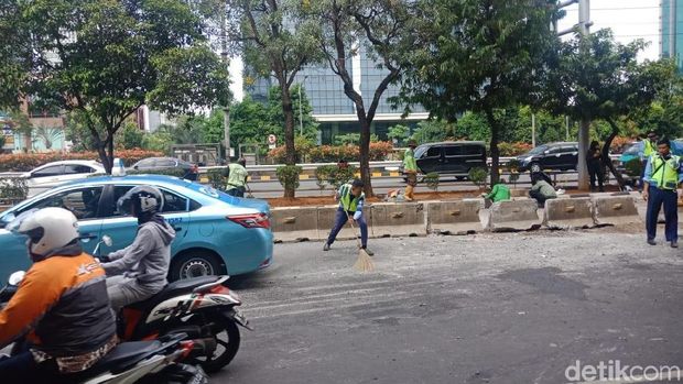 Bus Minitrans yang Terguling di Jl Gatot Subroto Sudah Dievakuasi