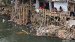Potret Sampah di Pinggiran Ciliwung Saat Surut