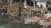 Selain mencemari lingkungan, membuang sampah sembarangan juga dapat membuat sungai menjadi dangkal.