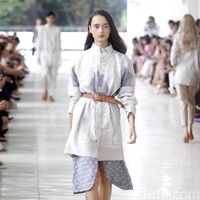 10 tahun berkarya, desainer Sapto Djojokartiko menggelar show tunggal pertamanya sekaligus menghadirkan koleksi terbarunya yang terinspirasi dari era 1980, berlangsung di Istora Senayan, Jakarta. Foto: Mohammad Abduh/Wolipop